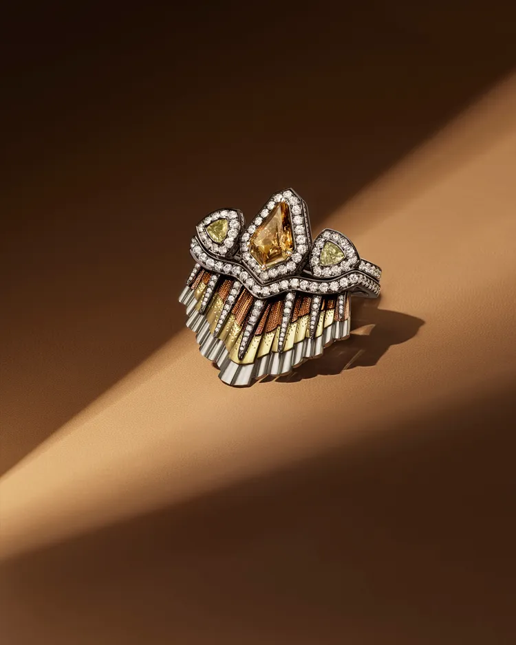 The Alchemist of Light 高級珠寶系列 Light Rays 鑽石皇冠式雙指戒指，545萬元。品牌提供