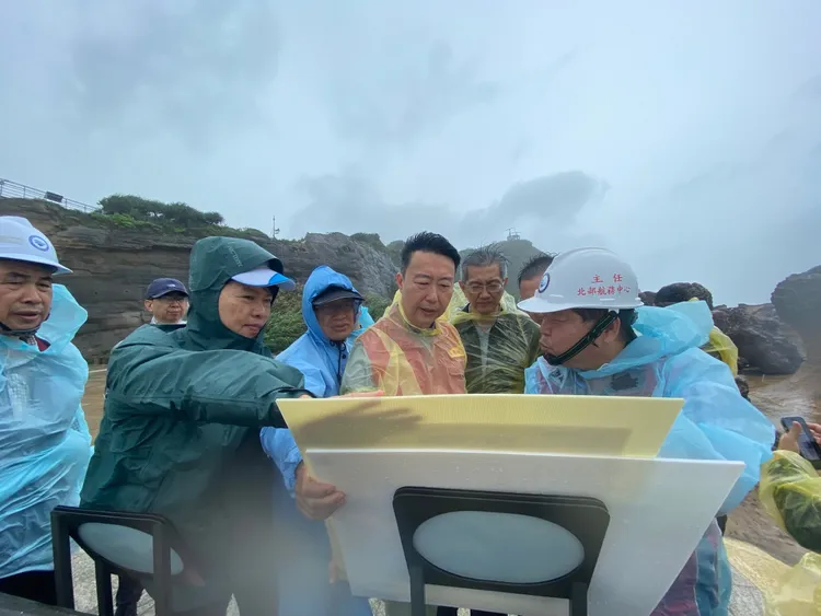 交通部長陳世凱今（31日）上午前往視察陸籍貨輪擱淺狀況。航港局提供