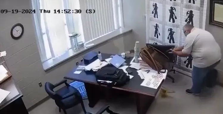 警長離去前，又對已無生命跡象的法官補上第8槍。翻攝X@newyorkpostelgosenator