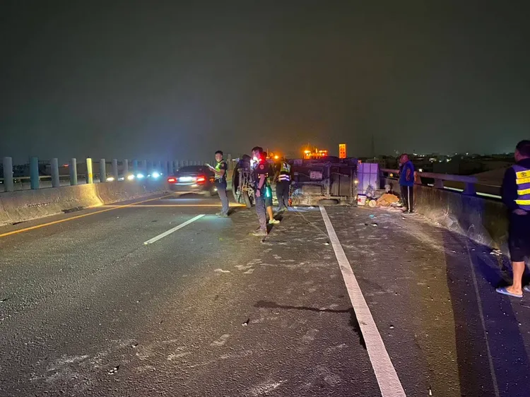 轎車與小貨車相撞，現場一片狼藉。民眾提供