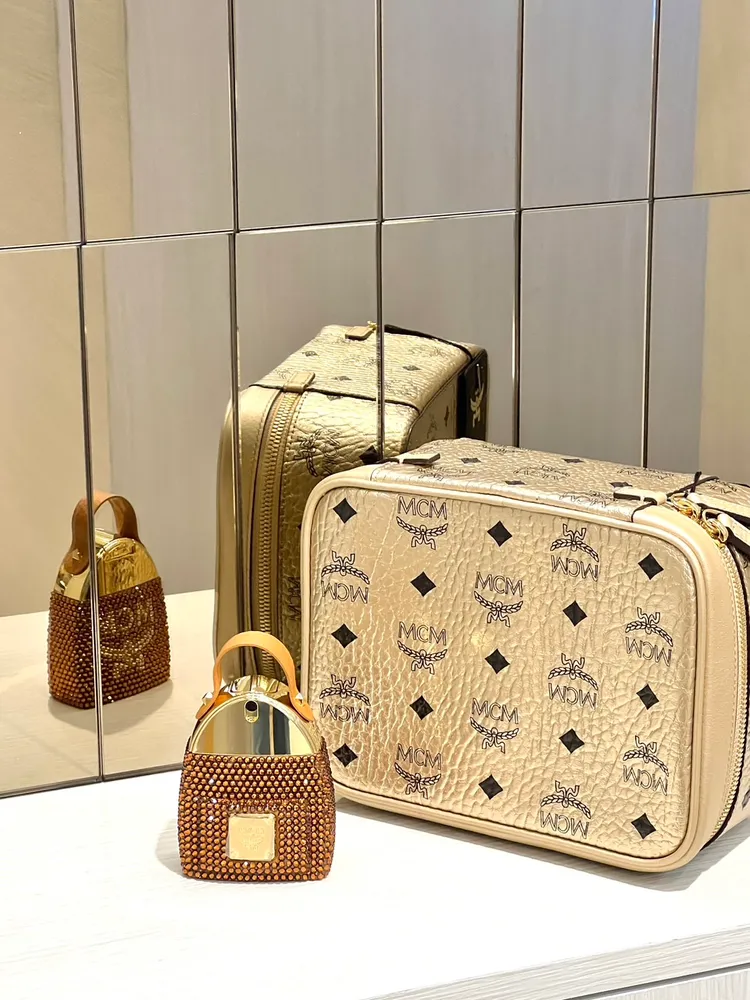 購買香水會另外贈送柏林金色調的MCM專屬隨行皮箱。品牌提供