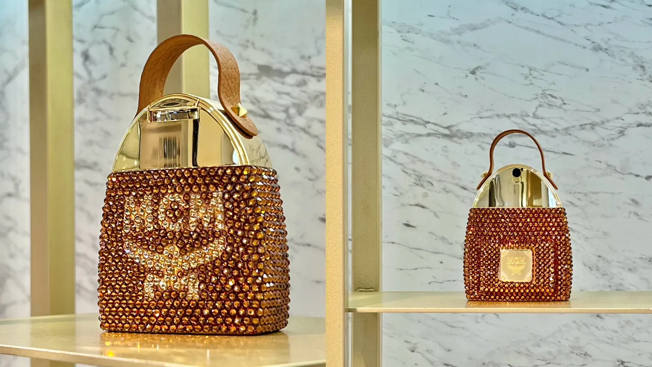 MCM攜手施華洛世奇，打造鑲嵌1100顆水晶的經典背包香精，全台僅有限量4瓶。品牌提供