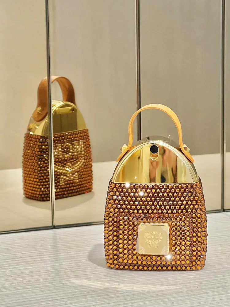 MCM經典背包香精施華洛世奇版，台灣僅有限量4瓶，50ml／5萬8000元。品牌提供