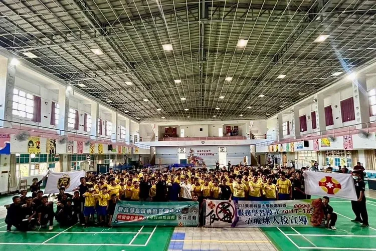 「美和科技大學拒毒戰隊」列車開進屏東小琉球。校方提供