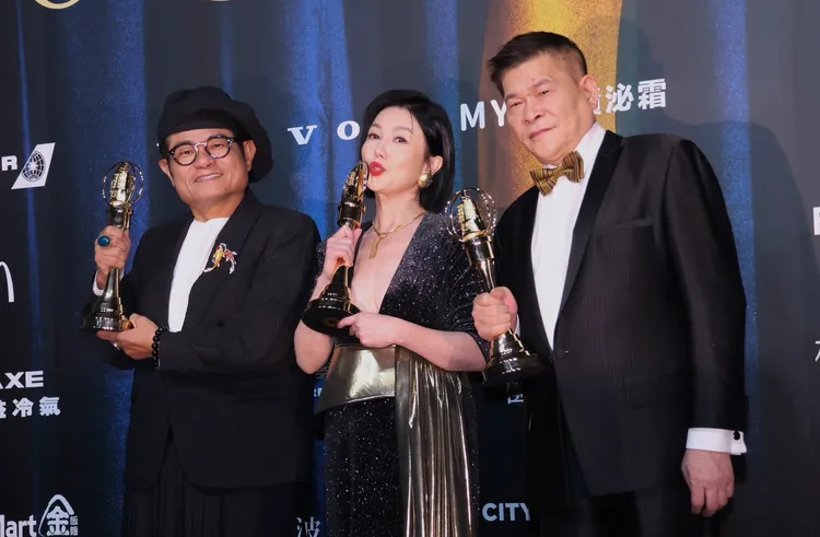 許效舜（左起）、苗可麗、澎恰恰滿足捧著獎盃。莊宗達攝