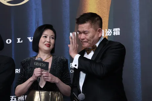 苗可丽「奖金给澎恰恰」　抱综艺主持人奖和许效舜哭成一团