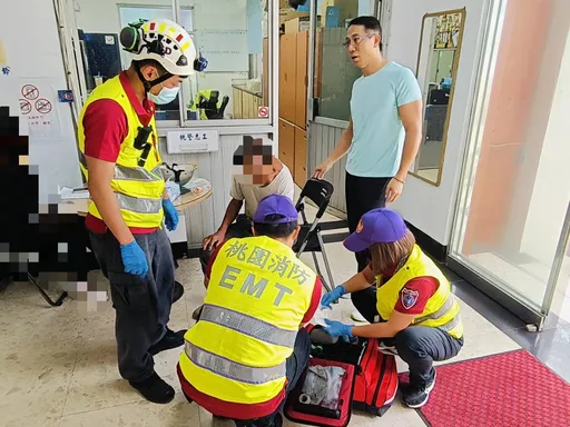 9旬老翁连人带车摔倒警局大门口 杨梅警及时救援