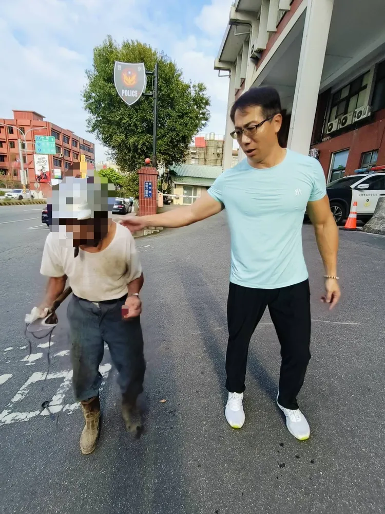 蔡文賓扶起老翁。楊梅警分局提供