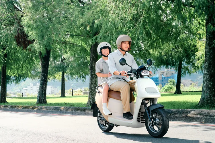 Gogoro與MUJI無印良品再度攜手打造Gogoro VIVA XL ME車款，主打備受消費者喜愛的「原色棕」與「原色灰」兩款色調。業者提供