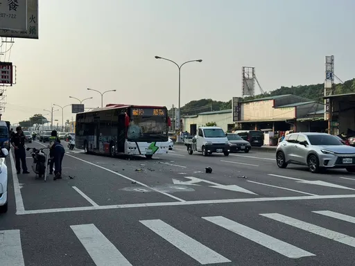 台中又見公車死亡車禍!這次錯不在它 機車逆向左轉撞公車!騎士噴飛慘死