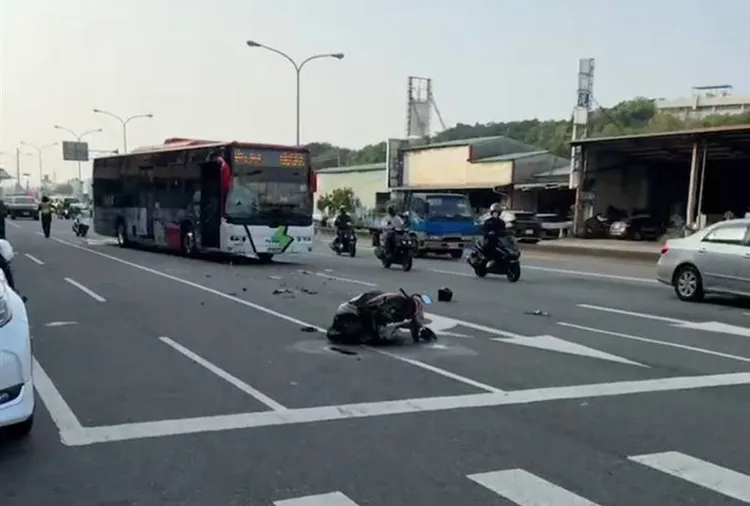 機車從路邊起駛往彰化方向左轉時，遭到公車撞上。民眾提供