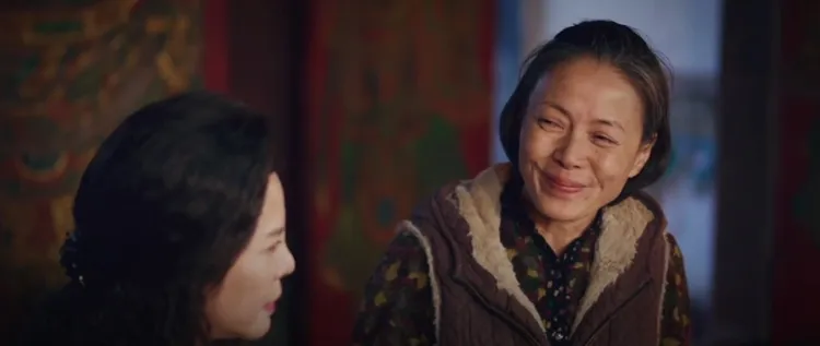 柯淑勤（右）在劇中辛苦照顧腦麻女兒。大愛提供