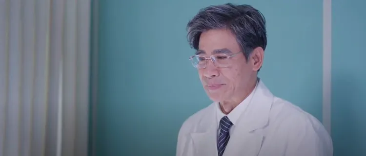 翁家明戲裡行醫到退休。大愛提供