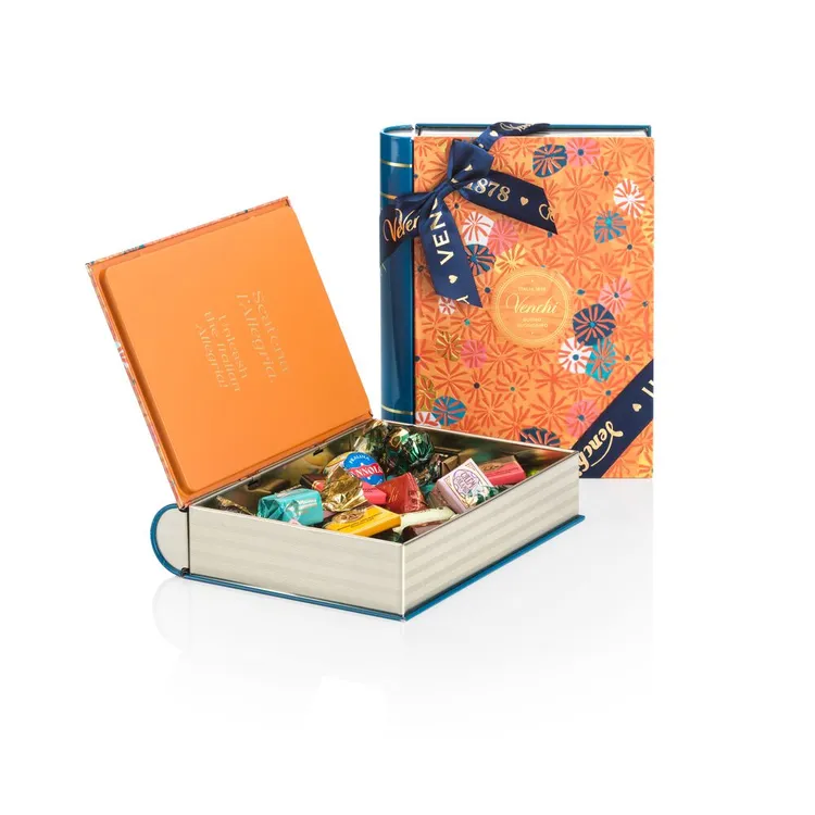 Venchi默勒奇境 金屬書大禮盒，2100元。品牌提供