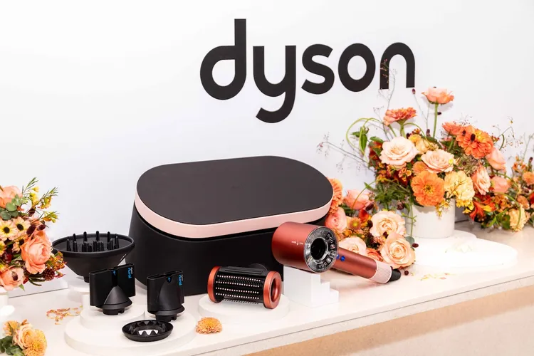 Dyson為美髮系列推出珊瑚莓新色。Dyson提供