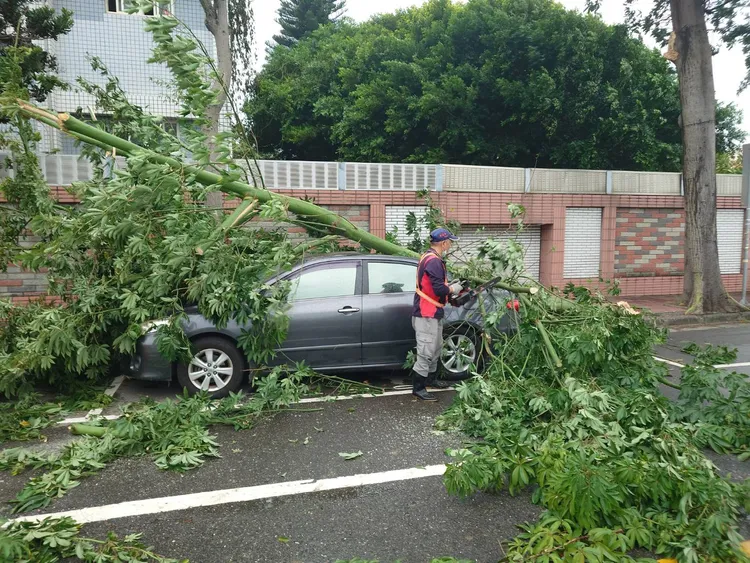 轎車受損嚴重。民眾提供