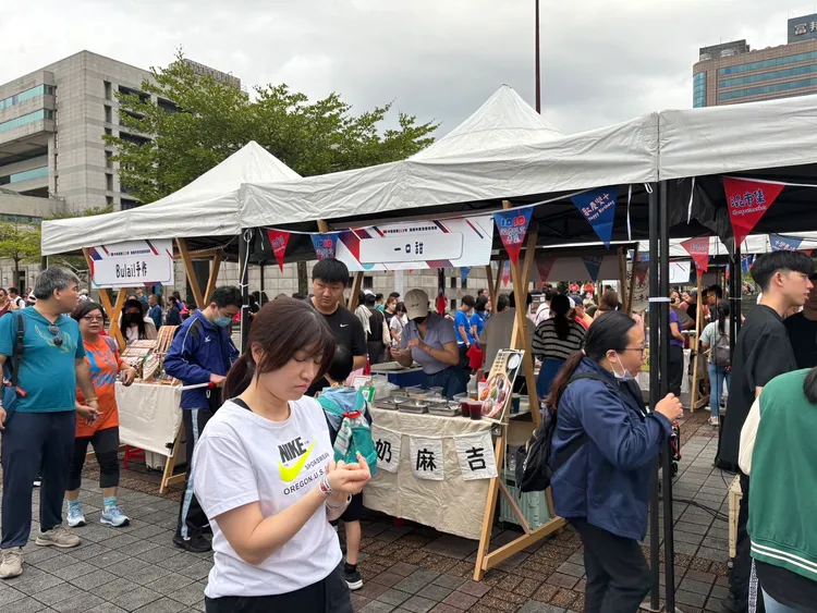 北廣場「混市集」提供市民跑完步買早餐。讀者提供