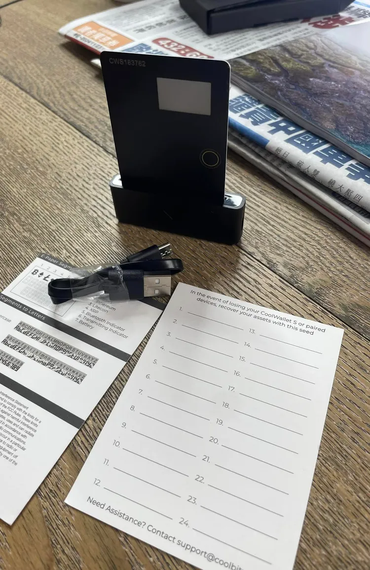 卡片的充電線。翻攝周玉蔻臉書