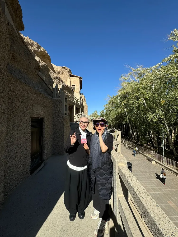 藍心湄遊敦煌爬石階驚見熟悉背影，竟巧遇「一代影后」楊惠姍。翻攝藍心湄臉書