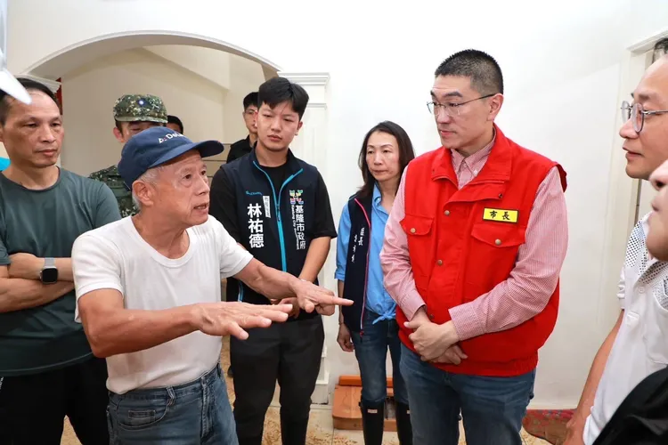 市長謝國樑昨天前往災區了解復原進度。翻攝照片
