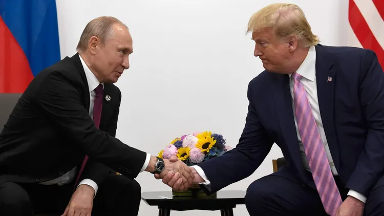 美國前總統川普（右）與俄羅斯總統普丁會面。資料照片