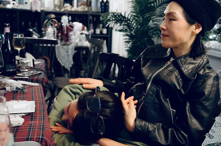 秀英po出躺在朴志雅腿上的照片，懷念去年冬天。翻攝秀英IG