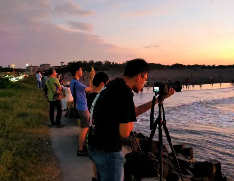 竹圍漁港拍攝彗星人潮。攝影師鄭皓哲提供