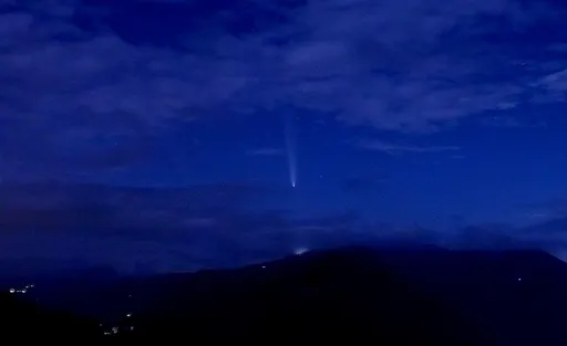 彗星全台熱追 桃園濱海用手機就能拍到