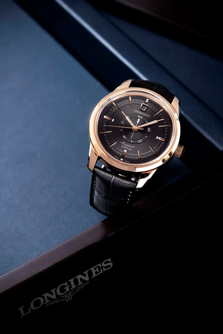 浪琴Conquest Heritage 18K玫瑰金版，38mm，圓形18K玫瑰金錶殼，無煙煤色錶盤，灰色鱷魚皮革錶帶，L896.5自動上鍊機芯，動力儲存72小時，防水深度50米，全球限量70只，55萬5400元。品牌提供