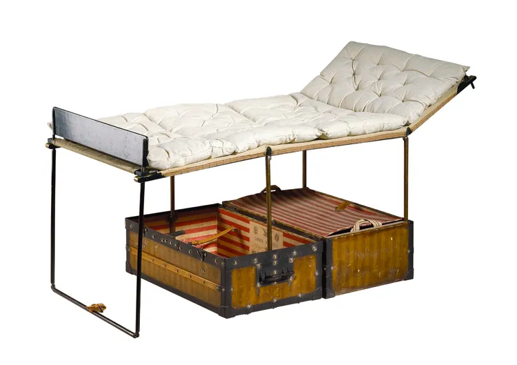 LV在1868年首度推出Bed Trunk床墊硬箱，並於1885年申請專利。品牌提供