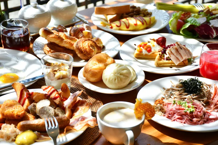 涵碧樓住客限定的東方餐廳活力陽光自助早餐，以地食材、新鮮烘焙麵包、現炸香酥油條，蔣夫人養生秘方民國美齡粥，挹注一天活力滿滿的泉源。業者提供