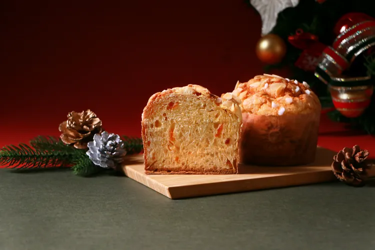 每一口都散發幸福暖味的聖誕麵包，是歐美聖誕節假期必備的應景甜點，口感介於蛋糕與麵包之間的潘尼朵妮，代表著團聚的美好。業者提供