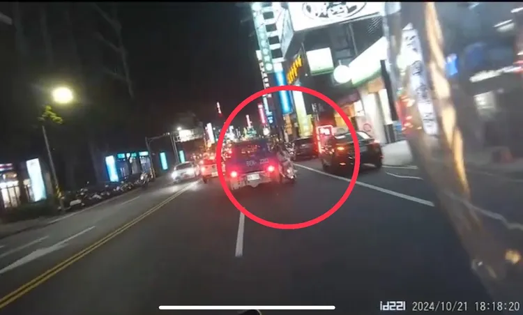 2車擦撞後，小貨車煞車燈亮，機車失去平衡，隨後倒地。民眾提供