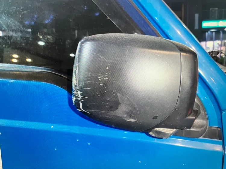 肇事小貨車有停下查看，右方後照鏡有磨損痕跡。民眾提供