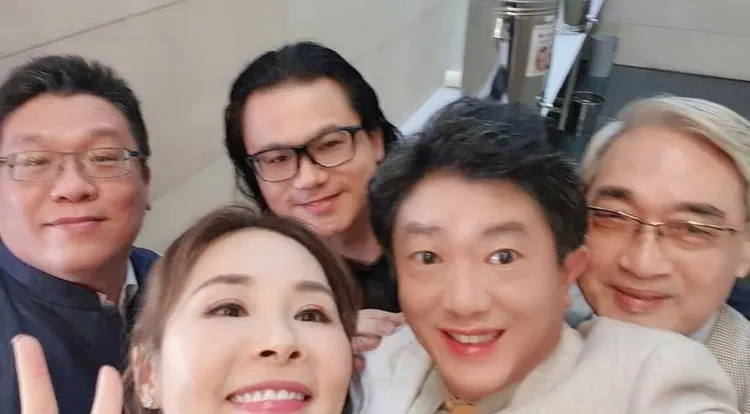 許聖梅（前）上傳與張友驊（右一起）、彭華幹等合影。翻攝許聖梅臉書