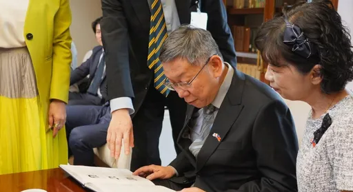 柯文哲遭羈押滿月　陳佩琪時隔44天發文！曬夫妻合照「很想你」
