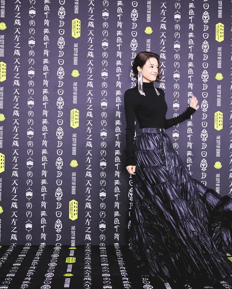 舒淇以一頭俐落短髮搭配華麗的金屬流蘇耳環。翻攝舒淇IG