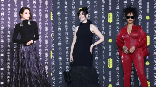 MONCLER上海齊聚女神! 俏麗舒淇套羽絨裙同台安海瑟薇