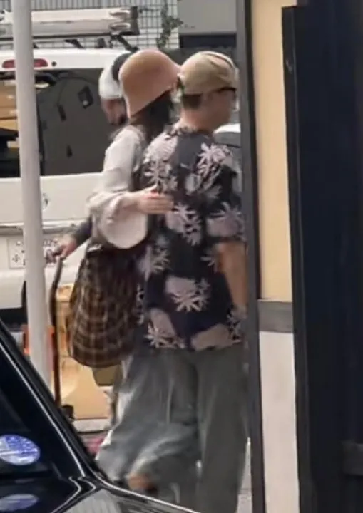 疑似陳偉霆及超模何穗被拍到同遊日本，2人互動親密。翻攝芒果撈小萌主微博