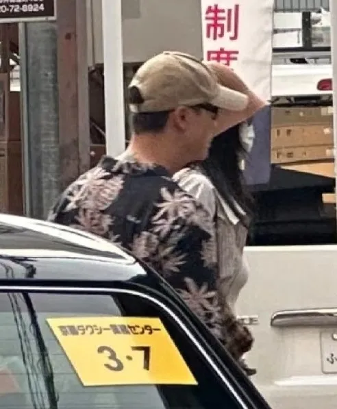 男方後頸的刺青及女方的帽子被網友指認是陳偉霆與何穗。翻攝芒果撈小萌主微博