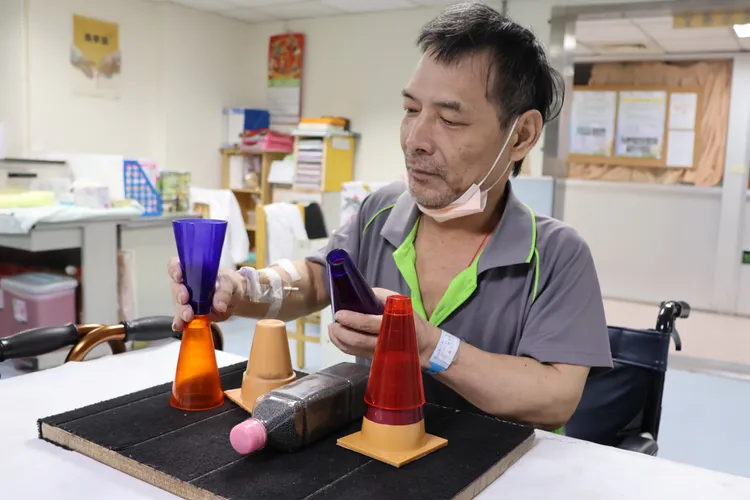 羅姓患者術後進行復健。大甲李綜合醫院提供
