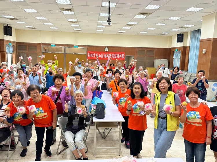 區長送壽桃的過程中，感受到社區民眾們滿滿的熱情與笑容。公所提供
