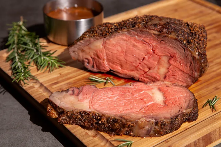 台北萬豪酒店限量感恩聖誕禮籃，肉食控可以選擇「爐烤美國肋眼牛排禮籃」，每組售價5280元。業者提供