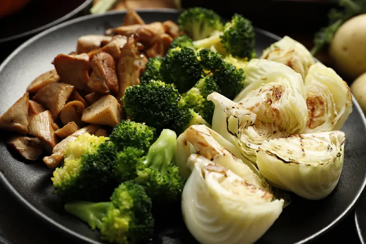 台北萬豪酒店經典火雞禮籃含季節時蔬。業者提供