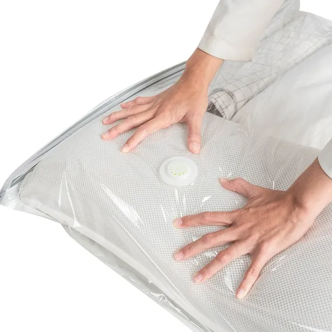 樂嫚妮 6入新一代免抽氣手壓真空收納壓縮袋。業者提供