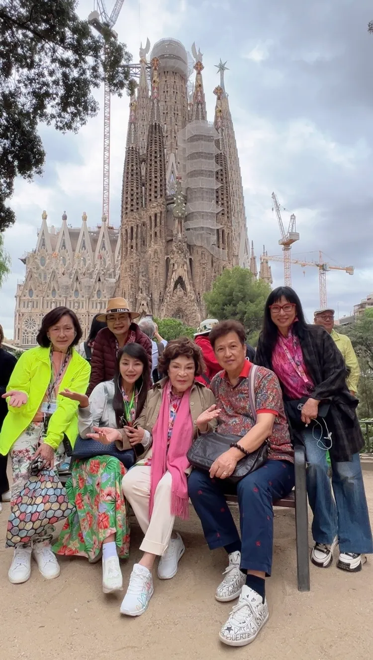 周遊和李朝永與乾女兒等一行友人赴地中海旅遊，回憶滿滿。李朝永提供