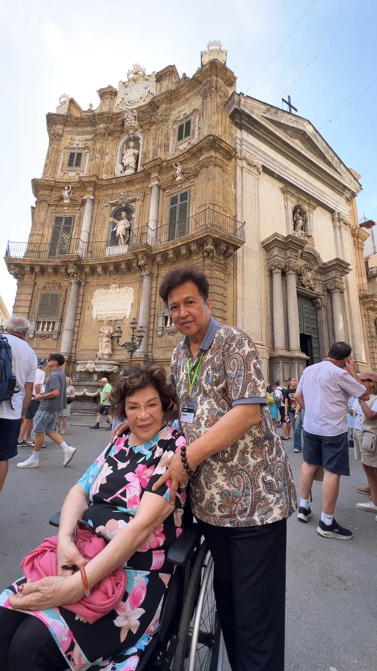 李朝永推著周遊遊歷歐洲，鶼鰈情深。李朝永提供