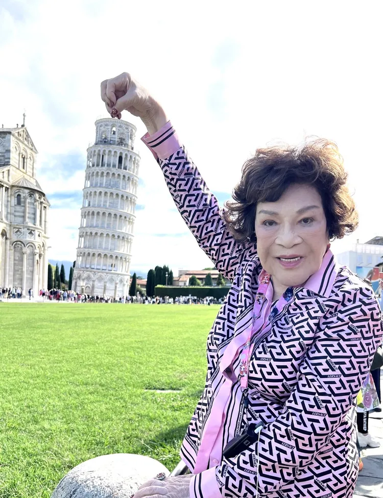 周遊和比薩斜塔搞笑合照。李朝永提供