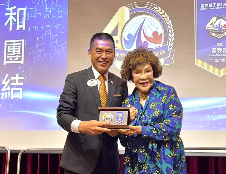 周遊受世界獅子會總會頒發榮譽獎座，她從獅子會北區總監黃朝慶手中接獲獎座。李朝永提供