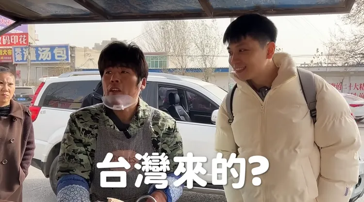 YouTuber「Ricky&Nina」曾到中國朝聖粥餅倫的灌餅攤。翻攝《我們倆Ricky&Nina》YouTube